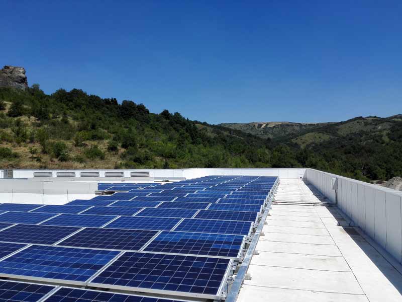 Impianto fotovoltaico su manto bituminoso ad alta riflettanza solare a Parma