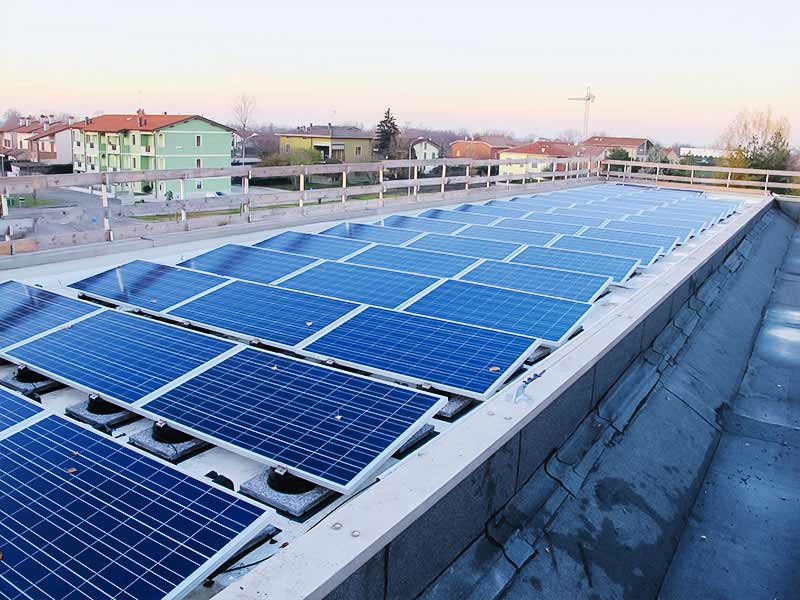 impianto fotovoltaico su copertura piana di edificio industriale
