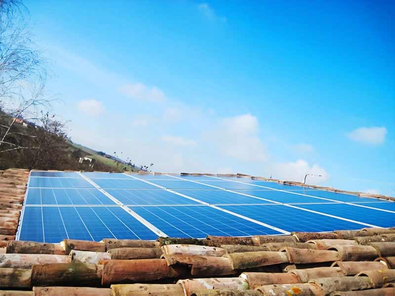 Impianto fotovoltaico integrato su copertura in coppi